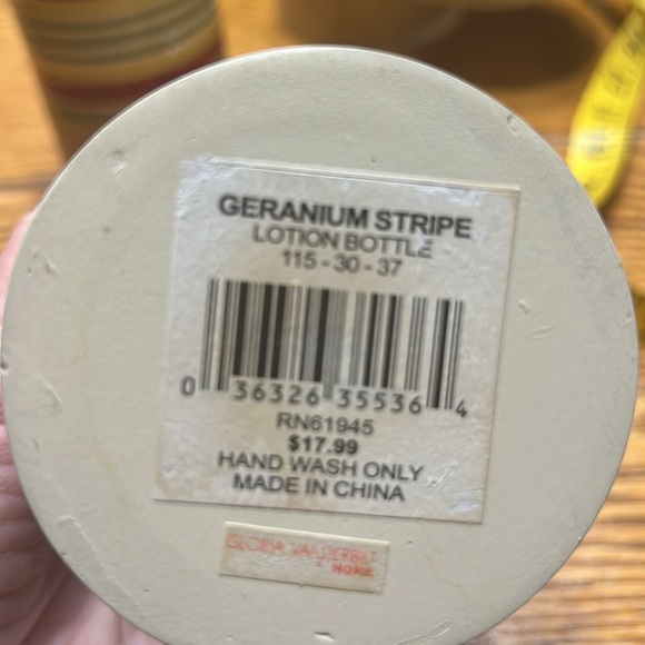 Vintage Gloria Vanderbilt Home bath set.  Soap dispenser and toothbrush holder - Picture 7 of 8